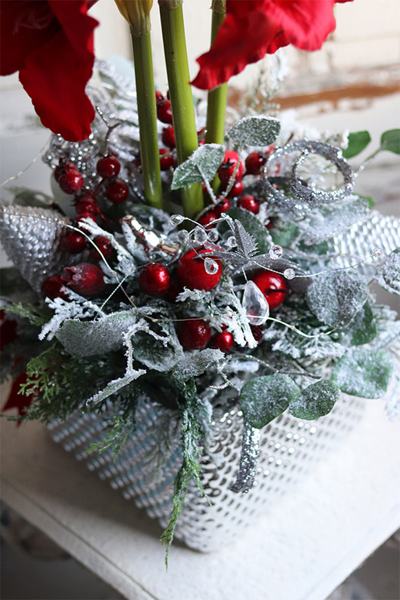 Amarylis Silver Winter, świąteczny stroik z czerwonym amarylisem, wys.60cm  