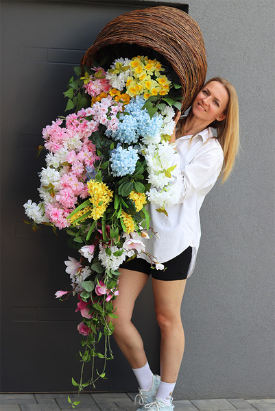 Wiosenne Pastele, kompozycja kwiatowa w naczyniu	