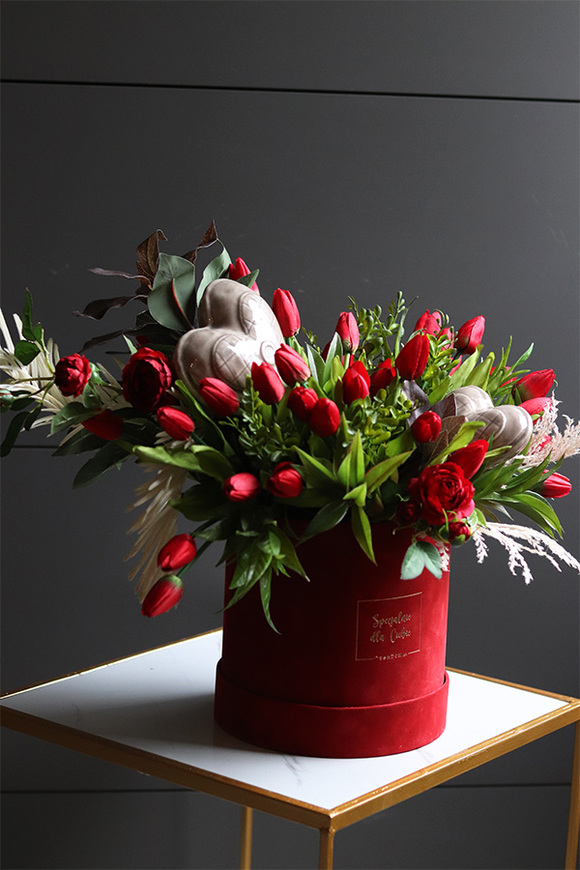 Red Spring Big, walentynkowy flowerbox z tulipanami