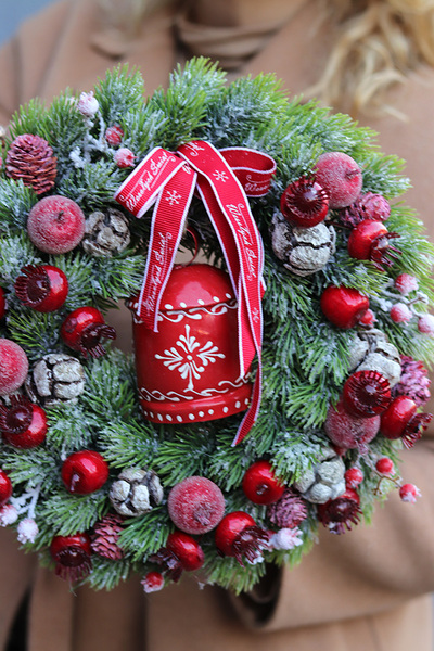 Jadą Sanie, zimowy wianek z dzwonkiem	