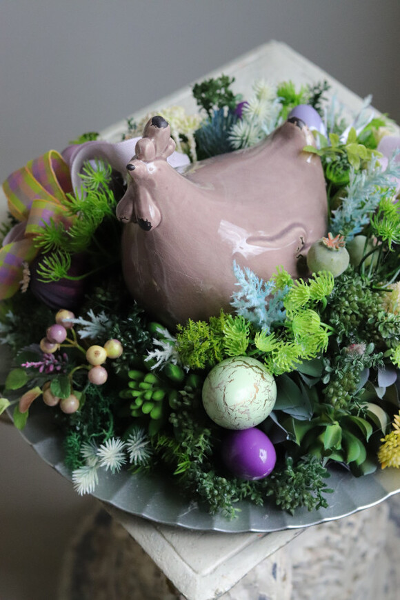 Kura na Grzędzie, wielkanocny stroik na srebrnej tacy	