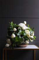 Meruta White, kompozycja kwiatowa z peoniami