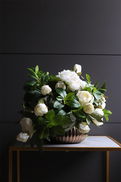 Meruta White, kompozycja kwiatowa z peoniami