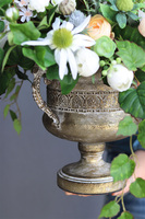 Esmeralda Baronessa, bogata kompozycja kwiatowa w pucharze, wym.60x76cm 