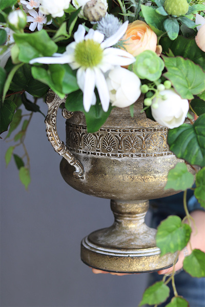 Esmeralda Baronessa, bogata kompozycja kwiatowa w pucharze, wym.60x76cm 