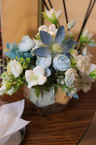 La Guel Blue, dekoracja kwiatowa w srebrnym naczyniu