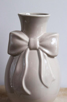 Kokarda Beige, wazon ceramiczny z kokardą