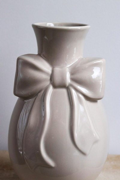 Kokarda Beige, wazon ceramiczny z kokardą