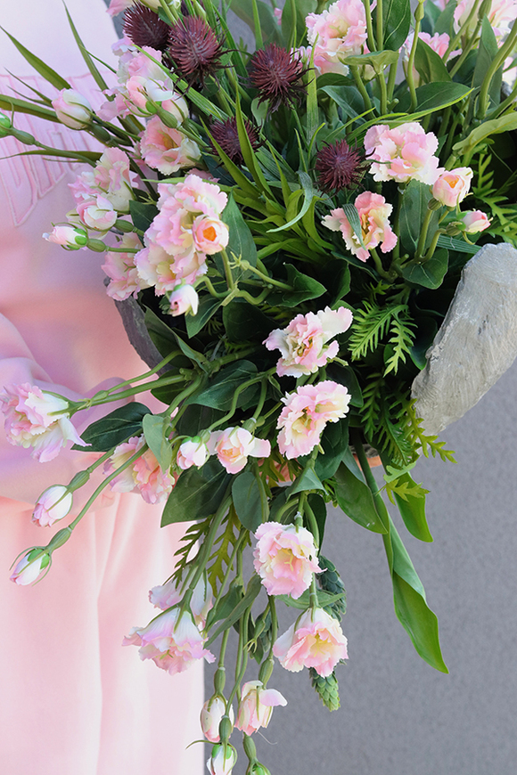 Adoria Volcan, kompozycja nagrobna w betonowej misie