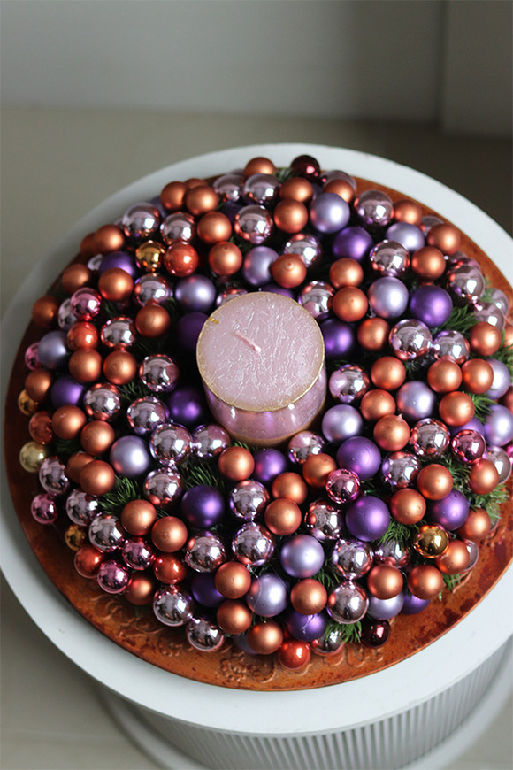 Perlana, stroik ze świecą na talerzu