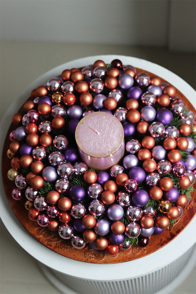 Perlana, stroik ze świecą na talerzu