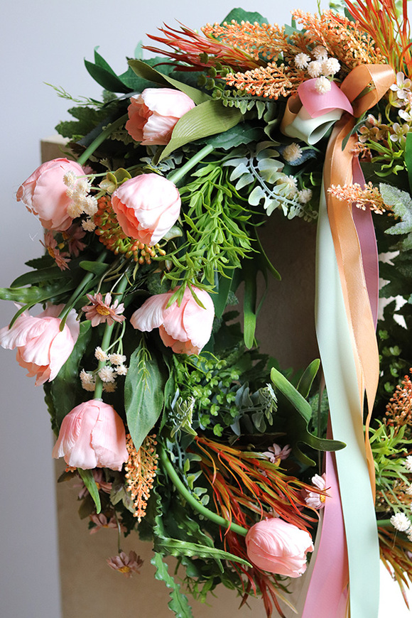 Blusite, wiosenny wianek z tulipanami