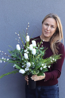 Leśne Tulipany, bukiet nagrobny we wkładzie do wazonu, dł.50cm