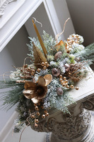 Gold Forest, świąteczny stroik ze świecami na tacce