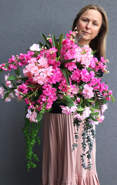 Bretania, kwiatowa kompozycja w czarnej, metalowej donicy, wys.50cm + elementy spływające  