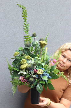 OD RĘKI Greenamo, nowoczesny bukiet nagrobny we wkładzie, wys.