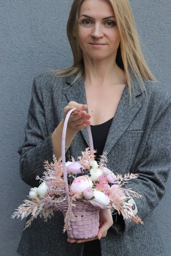 Koszyk Little Pink, kompozycja kwiatowa w koszu