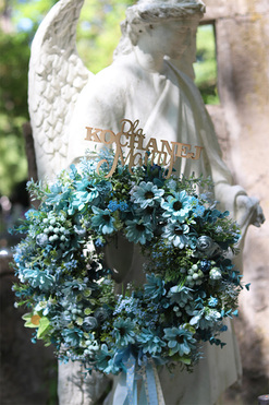 OD RĘKI Blue Flowers, wieniec nagrobny z dedykacją(lub bez), śr.43cm