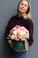 Delirte, bogaty welurowy flowerbox z różami, wys.28cm