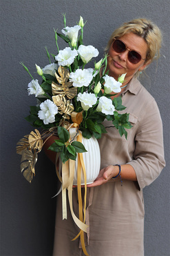 Amelia Eustoma White 2, kompozycja kwiatowa w wazonie, wys.64cm