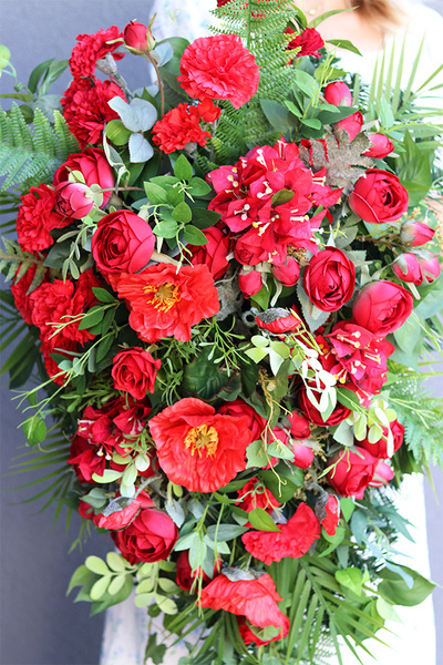 Red Decorana, wiązanka nagrobna z czerwonymi kwiatami