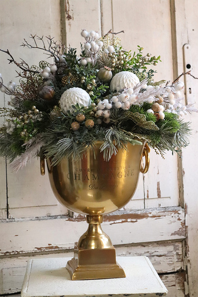 Elegancja Zimowa, kompozycja kwiatowa w złotym pucharze, wys.58cm 