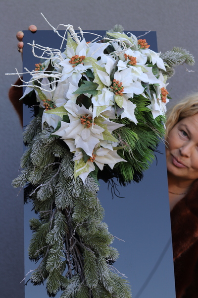 New Design White Christmas, dekoracja nagrobna na czarnej podstawie