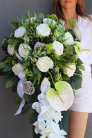 White Fluena, elegancka wiązanka nagrobna, dł.110cm