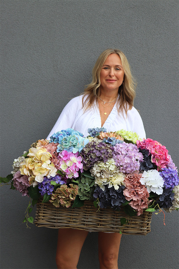 Colores Spain, długi kosz z kolorowymi hortensjami