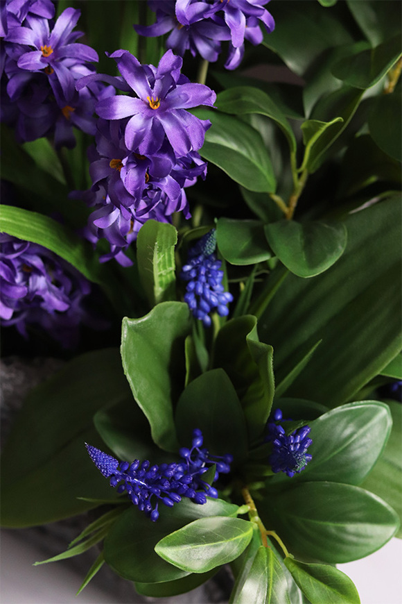 Hiacynta Volcan, kompozycja nagrobna w misie