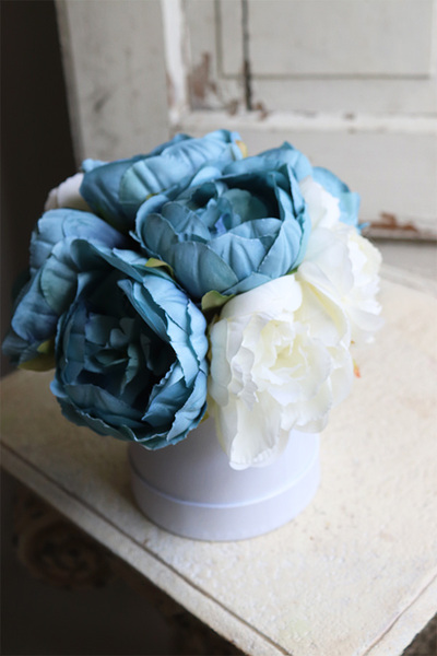 Blue Mini, flowerbox z niebieskimi peoniami, wys.20cm 