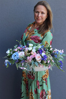 Grenicja, kompozycja kwiatowa w podłużnej donicy, wym.29x59cm