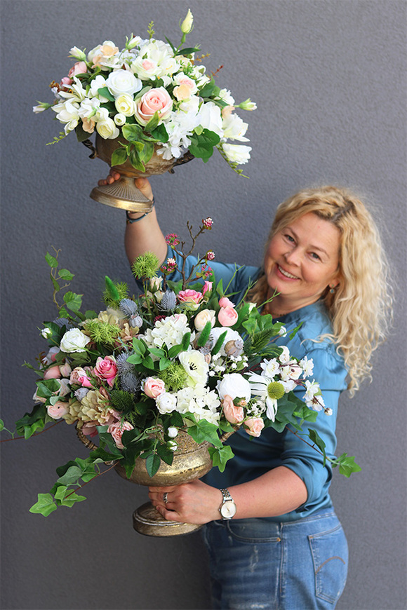 Esmeralda Baronessa, bogata kompozycja kwiatowa w pucharze, wym.60x76cm 