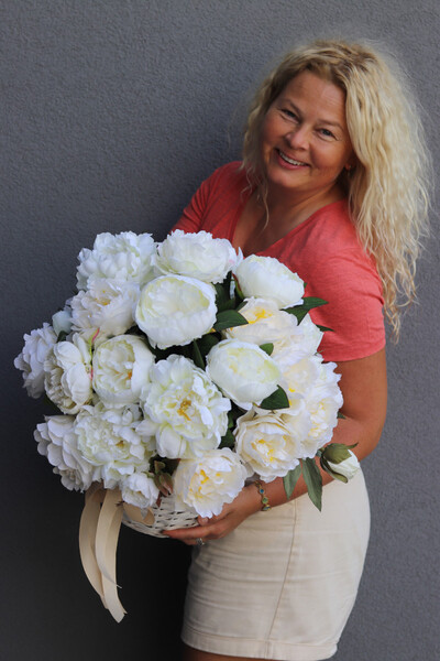 Romance Peonies, kosz z peoniami