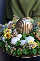 Palladito, stroik wielkanocny na talerzu z jajem