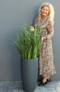 Concrete Antracyt Grande, wysokiej jakości sztuczna trawa w betonowej donicy, wys.133cm 