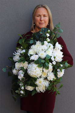 White Heart Chryzantemy, kompozycja nagrobna w misie, wym.42x63cm