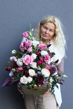 Derenata, kompozycja kwiatowa na komodę, wym.63x56cm 