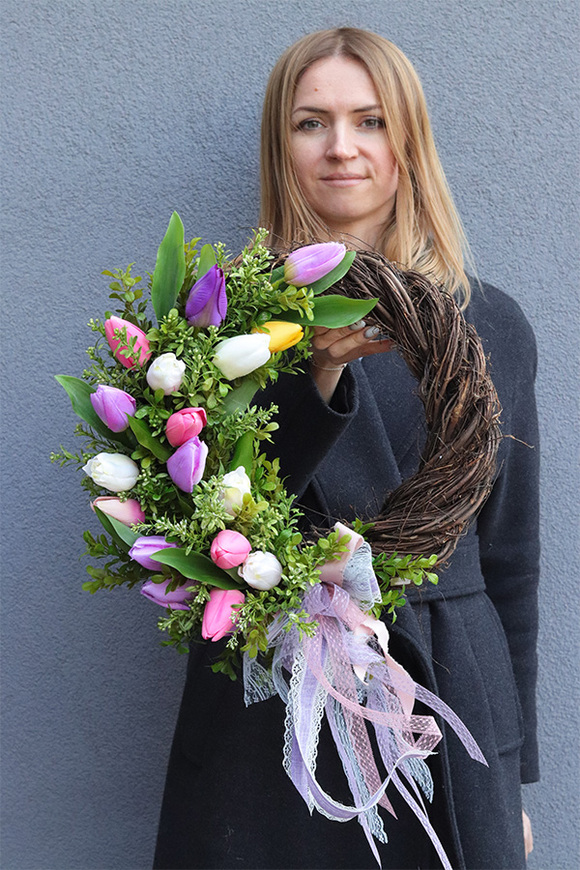 Tulipanowa Alejka 2, wiosenny wianek z tulipanami, rozp.40cm
