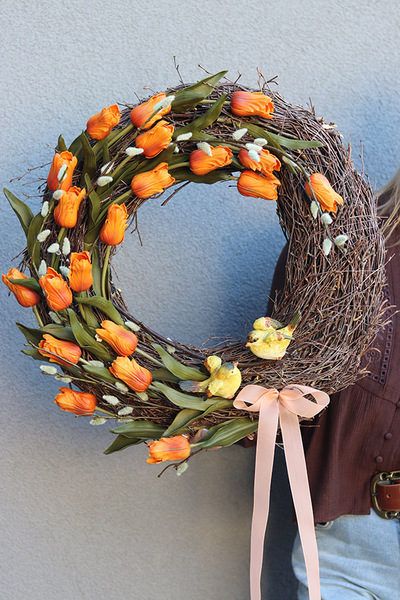 Cynamonovo, wiosenny wianek z tulipanami