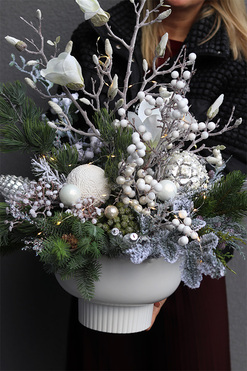 Magnolia Winter, zimowa kompozycja w osłonce, wym.67x45cm