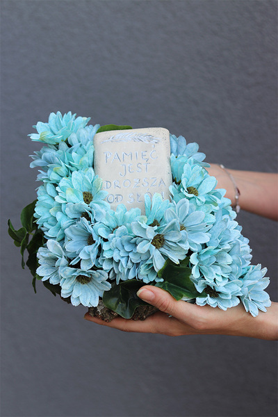 Light Blue Heaven, dekoracja nagrobna na plastrze drewna