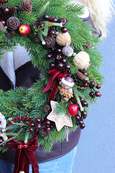 Bordove Love, świąteczny wianek na drzwi