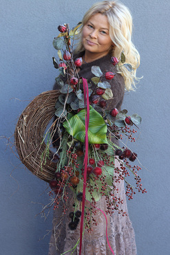 Bordonne, asymetryczny wianek / wieniec z kwiatową dekoracją, dł.85cm