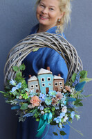 Miasteczko, wianek dekoracyjny z porcelanową figurką