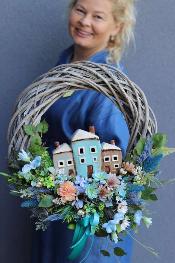 Miasteczko, wianek dekoracyjny z porcelanową figurką