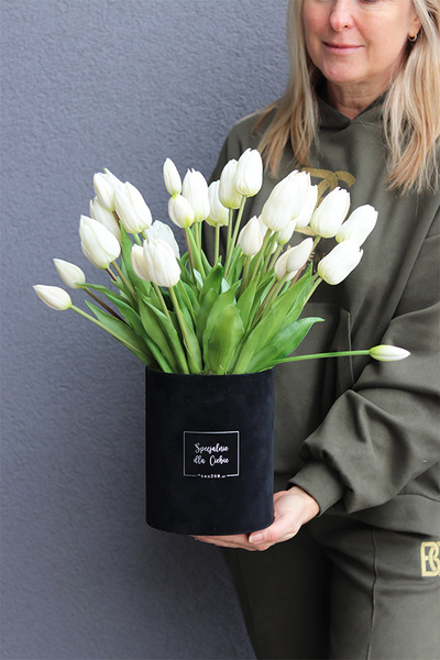 White Tulips 2, flowerbox z gumowymi tulipanami