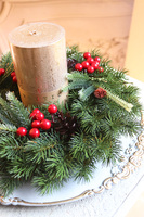 Simple Christmas 2, stroik ze świecą na talerzu