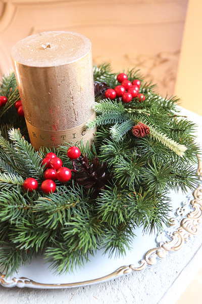 Simple Christmas 2, stroik ze świecą na talerzu