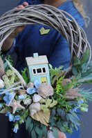 Domek Latarnika, wianek marynistyczny z porcelanową figurką